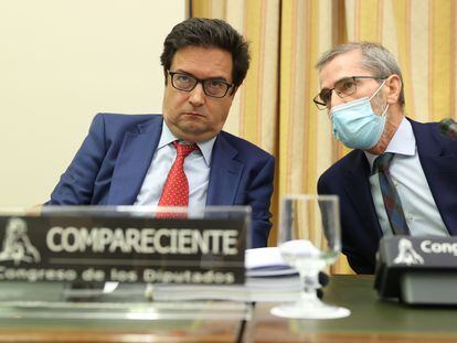 Óscar López (izquierda), este martes en el Congreso de los Diputados junto al presidente de la Comisión de Seguridad Nacional, Carlos Aragonés.