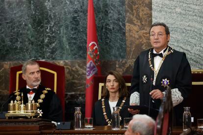 El rey Felipe VI y la ministra de Justicia en funciones, Pilar Llop, escuchan el discurso del fiscal general del Estado, Álvaro García Ortiz, durante el acto de apertura del Año Judicial.