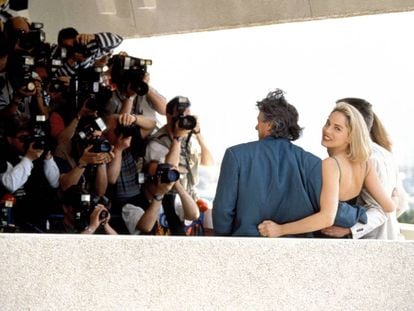 En el Festival de Cannes de 1992 Sharon Stone, a punto de convertirse en una estrella mundial, dedica una sonrisa a un fotógrafo mientras el resto del equipo de 'Instinto básico' posa para otros. 