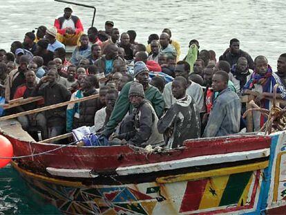 Los 79 inmigrantes de uno de los cayucos interceptados, a su llegada al  puerto de Los Cristianos (Tenerife).