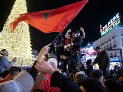 Aficionados de Marruecos celebran la victoria de su selección en el Mundial de Qatar, en la Puerta del Sol de Madrid.