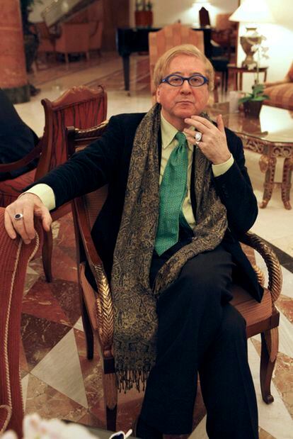 El escritor Luis Antonio de Villena, en el salón del hotel Intercontinental de Madrid.