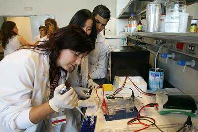 Los alumnos del programa Acércate hacen un experimento en la sede del CNIC.