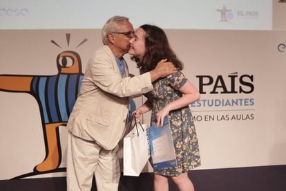 El periodista Juan Cruz entrega el premio Endesa a Mejor crítica literaria a Adriana Rodríguez, del IES Sánchez Lastra, de Mieres, Asturias.  