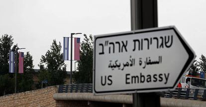 Un rótulo en la carretera marca el camino hacia la nueva embajada de EE UU en Jerusalén.