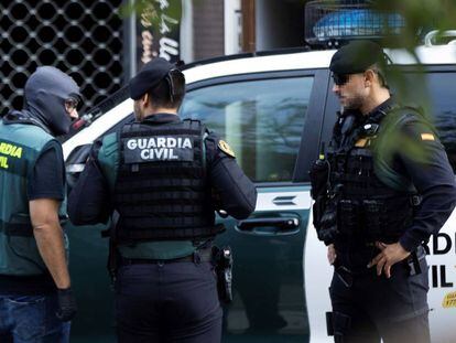 Agentes de la Guardia Civil, durante un registro de la Operación Judas.