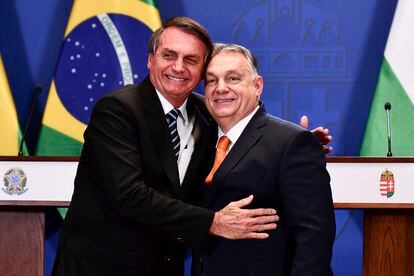 Bolsonaro abraza a Orbán este jueves durante su visita oficial a Budapest. 