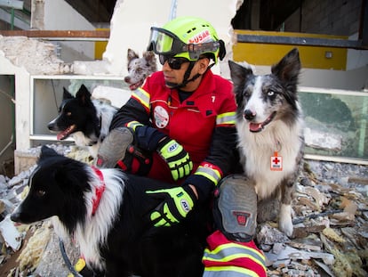 Edgar Martinez posa para un retrato con los perros de rescate Rocky, Orly, Robinson y Balám, en Querétaro, el 8 de mayo de 2023.