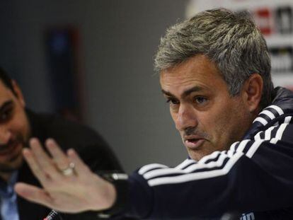 Mourinho gesticula durante la rueda de prensa.
