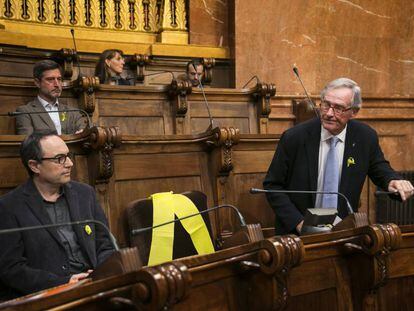 Un lazo amarillo en un pleno del Ayuntamiento de Barcelona.