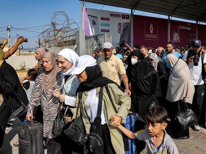 Decenas de personas cruzan este miércoles los controles fronterizos del paso de Rafah, que une Gaza con Egipto.