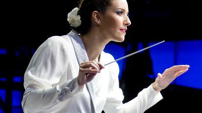 Alondra de la Parra dirige un concierto por el bicentenario de la independencia, el 15 de septiembre de 2010, en Ciudad de México.