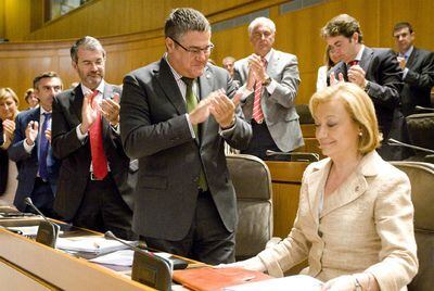 Parlamentarios del PP aplauden a Luisa Fernanda Rudi en las Cortes de Aragón.