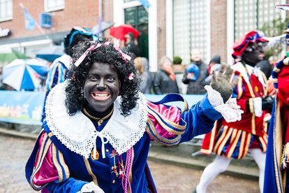 Zwarte Piet (Pedro Negro)

Lugar: Holanda

Black Peter es el asistente de San Nicolás que ayuda a repartir regalos a los niños holandeses. Uno de los personajes más controvertidos para algunos por su carácter racista y ofensivo. Ahora se le describe como un deshollinador en vez de un esclavo, para justificar la cara pintada de negro. Otra curiosidad es que Sinterklaas no viene del Polo Norte, sino de España.

 