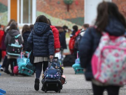 Varios niños volvían en enero pasado a clase en un colegio madrileño tras las vacaciones de Navidad.