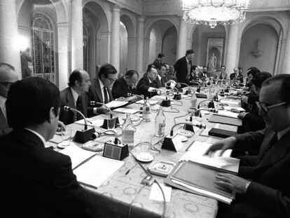 9 de octubre de 1977: El Gobierno y la oposición negocian los Pactos de la Moncloa.