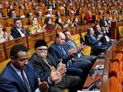 Parlamentarios marroquíes, durante la sesión sobre la condena de la Eurocámara, el lunes en Rabat.