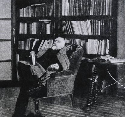 Echegaray, sentado en una biblioteca en una fotograf&iacute;a sin datar.