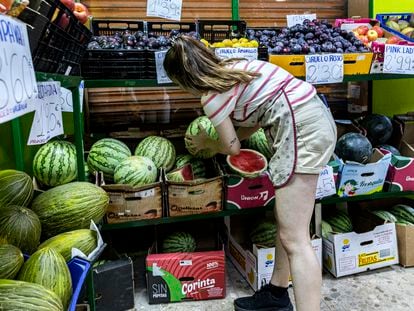 Una trabajadora en una frutería de Valencia, en julio.