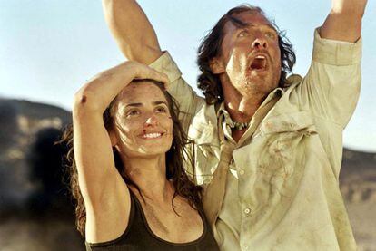 'Sahara', (2005) es la cinta con la que Matthew McConaughey debutó como productor ejecutivo. En la película que protagonizó junto a Penélope Cruz, el actor interpreta a un arqueólogo. Su 'look', es mucho más desenfado en las películas antiguas. Con la melena hasta los hombros, y con un vestuario más hippie. Como en las otras cintas, su personaje es un seductor de cuerpo atlético.