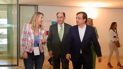 Ignacio Sánchez Galán, entre la presidenta del PP de Extremadura, María Guardiola, y el presidente en funciones de la Junta, Guillermo Fernández Vara, este miércoles en Mérida.