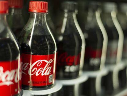 Botellas de Coca-cola en una tienda