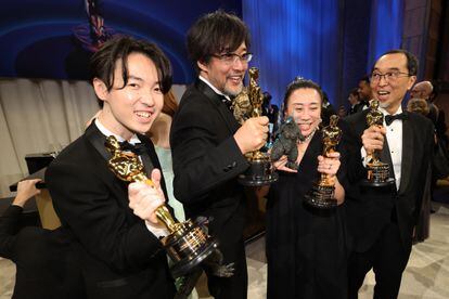 Tatsuji Nojima, Takashi Yamazaki, Kiyoko Shibuya and Masaki Takahashi pose with the digital effects statuettes of 'Godzilla Minus One'.