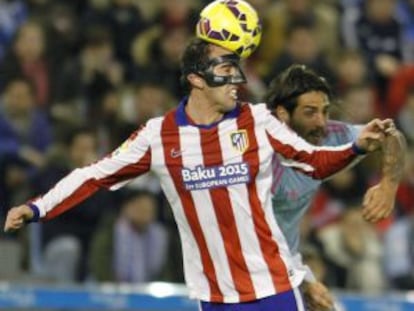 God&iacute;n, del Atl&eacute;tico, pelea un bal&oacute;n con el &#039;celeste&#039; Larrivey.