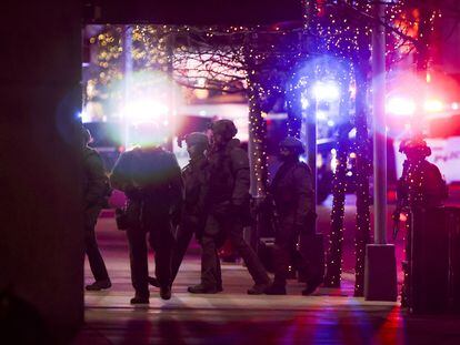 Los miembros de un equipo SWAT de la policía caminan por el centro comercial Belmar donde el sospechoso mató a cinco personas en Denver, Colorado.