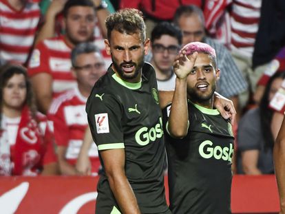 Los jugadores del Girona, Yan Couto y Stuani, celebran el cuarto gol de su equipo contra el Granada.