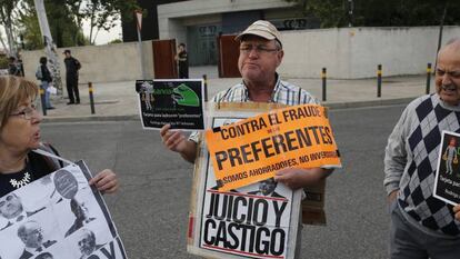 Afectados por las preferentes protestan en la puerta de la sede de la Audiencia Nacional en San Fernando de Henares.