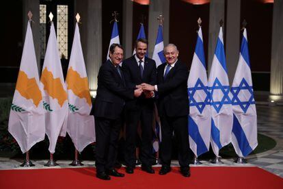 El presidente de Chipre, Nicos Anastasiadis, y los primeros ministros de Grecia e Israel, Kiriakos Mitsotakis y Benjamin Netanyahu, posan en Atenas el pasado enero tras firmar un acuerdo para la construcción de un gasoducto conjunto.