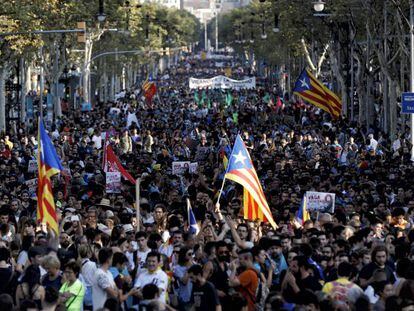 Manifestación por el Paseo de Gracia durante la huelga general en Cataluña.