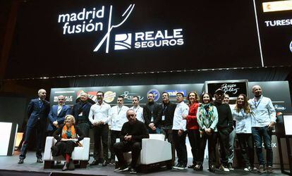 La alcaldesa de Madrid, Manuela Carmena, y el cocinero catalán Ferran Adriá (sentados), en la foto de familia de Madrid Fusión junto a algunos de los chef que van a ser ponentes del congreso gastronómico.