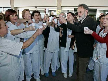 El doctor Montes celebra el archivo de la causa delante del hospital el pasado 28 de enero.