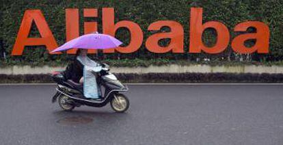 Una mujer pasa junto al logo de Alibaba en la sede de la compañía en Hangzhou (China).