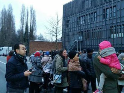 Un grupo de padres espera la salida de sus hijos del colegio La Cordée.
