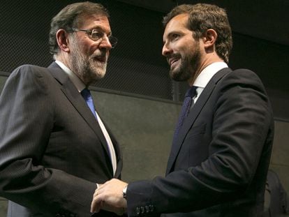 Mariano Rajoy y Pablo Casado, el pasado diciembre en un acto en Madrid. / SANTI BURGOS