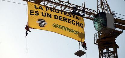 Protesta de Greenpeace el pasado verano contra la ley mordaza.