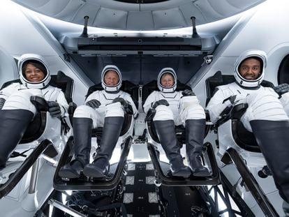 Los cuatro tripulantes de la misión privada Axiom-2 a la Estación Espacial Internacional, con Rayyanah Barnawi a la izquierda.