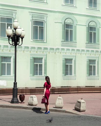 Una mujer pasea por la calle comercial de Arbat de Moscú, 2021.