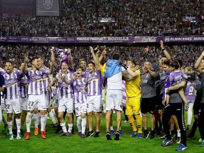 Los jugadores del Valladolid celebran el ascenso.