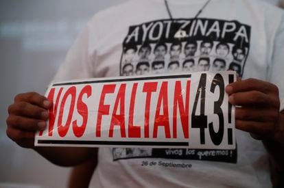 Familiar de los 43 estudiantes de Ayotzinapa, durante el mensaje del grupo de expertos de la CIDH.