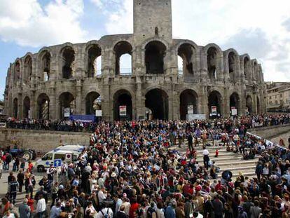 Público a la entrada del anfiteatro romano de Arles, antes de una corrida en marzo de 2005.