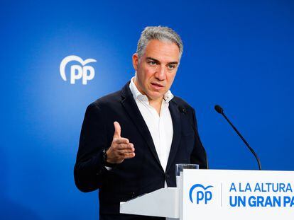 El coordinador general del PP, Elías Bendodo, durante la rueda de prensa que ha ofrecido este lunes en la sede de Génova, en Madrid.