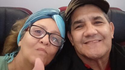 Lino Antonio Rojas y Yudith Pérez en el vuelo de regreso de Estambul a La Habana.