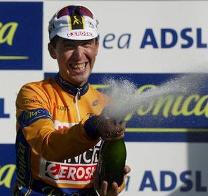 Joseba Beloki celebra si liderato en la general de la Vuelta.