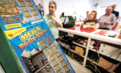 An instant lottery ticket in a Portuguese establishment.