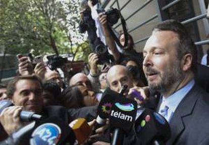 El titular de la Autoridad Federal de Servicios de Comunicación Audiovisual (AFSCA), Martín Sabbatella (d), es abordado por los medios de comunicación este 31 de octubre de 2013, a la salida del diario Clarín, en Buenos Aires (Argentina).
