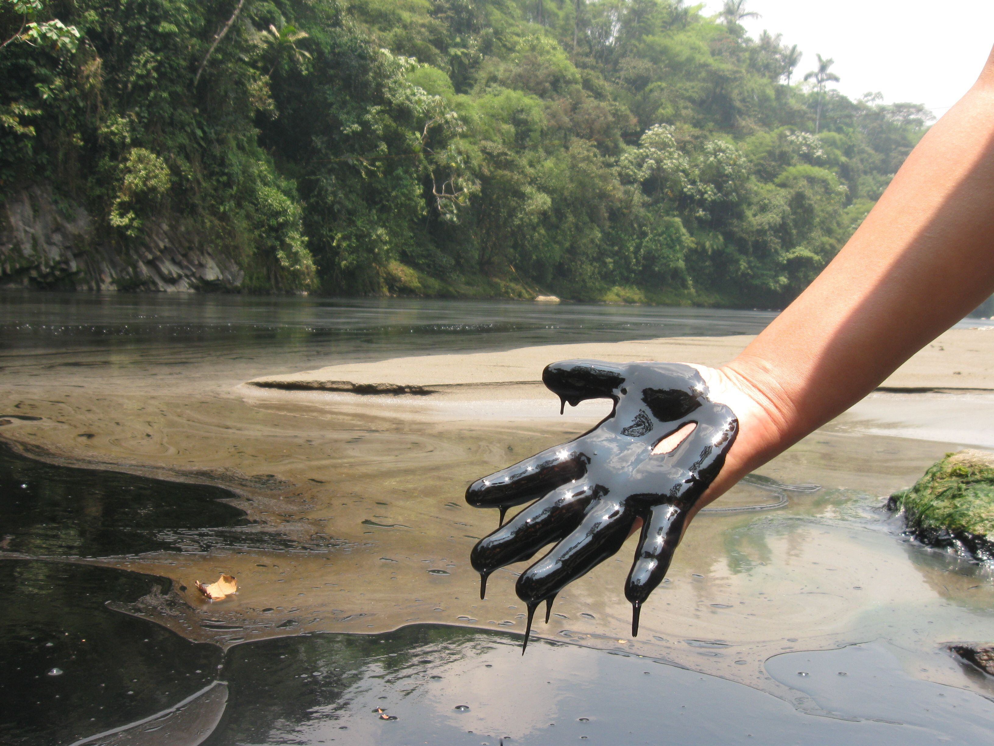 Una mancha de petróleo cubriendo la superficie de un tramo del río Santa Rosa, en la Amazonía ecuatoriana.
